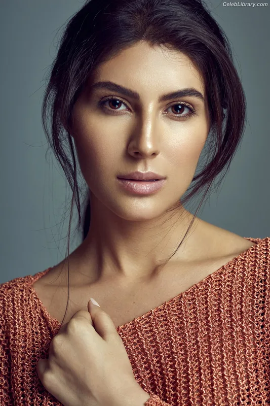 Elnaaz Norouzi photo 14 of 39