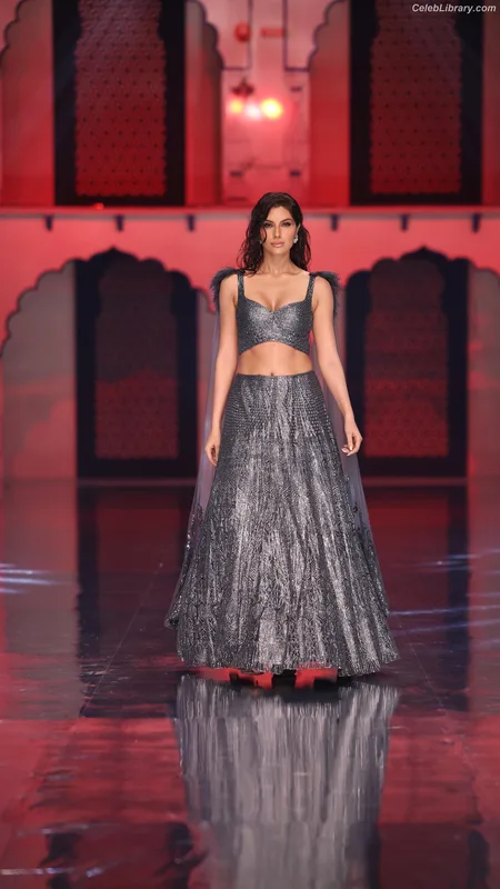 Elnaaz Norouzi photo 20 of 39