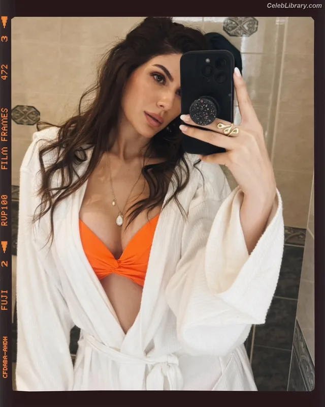 Elnaaz Norouzi photo 3 of 39