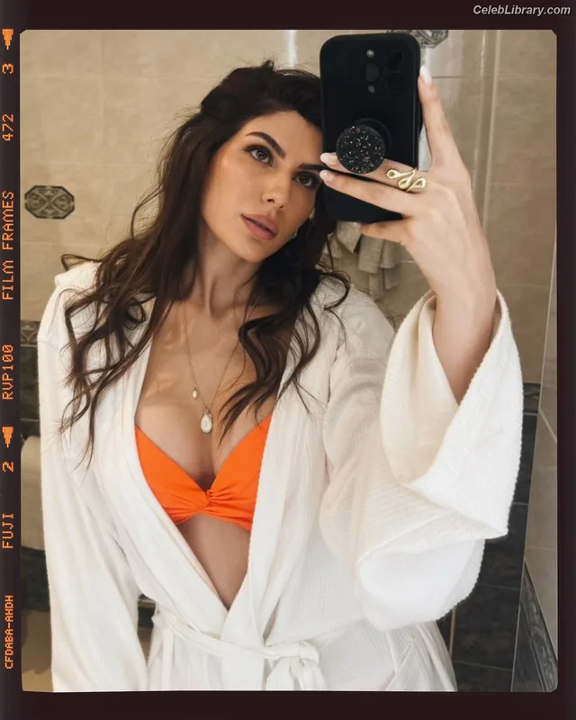 Elnaaz Norouzi photo 6 of 39