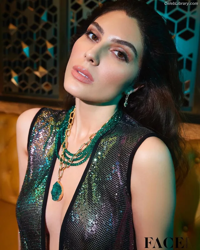 Elnaaz Norouzi photo 10 of 39