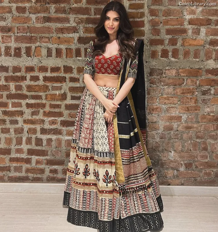 Elnaaz Norouzi photo 12 of 39