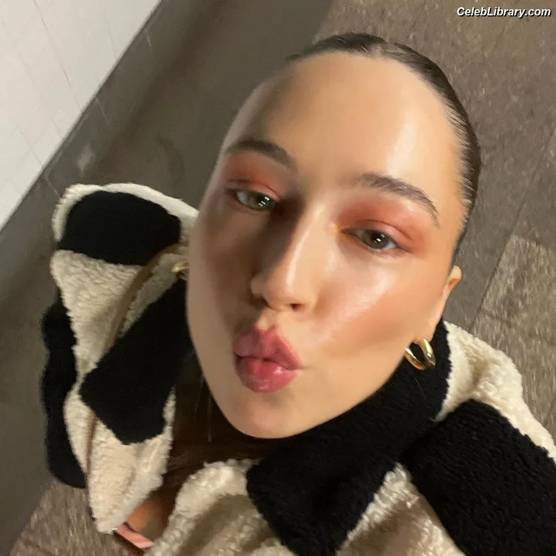 Elsie Hewitt photo 20 of 893