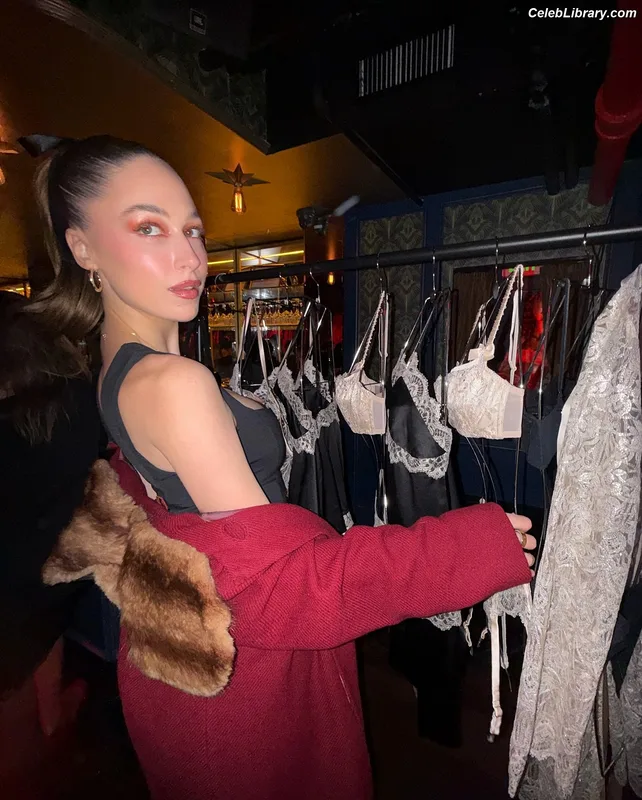 Elsie Hewitt photo 7 of 893
