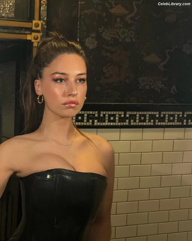 Elsie Hewitt photo 20 of 893