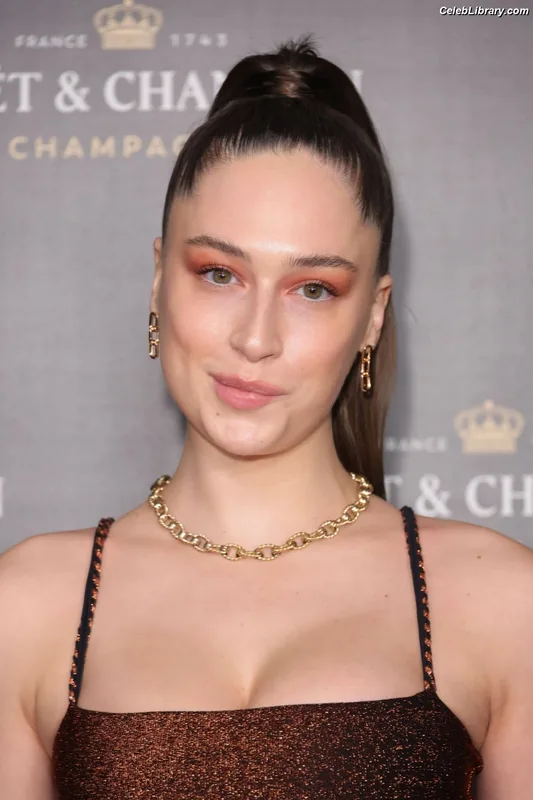 Elsie Hewitt photo 1 of 893