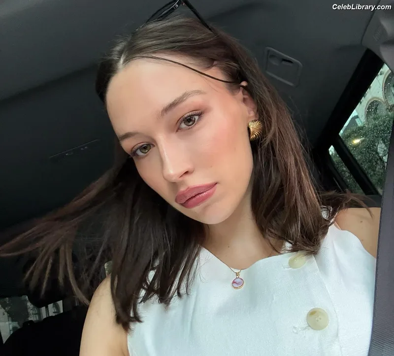 Elsie Hewitt photo 20 of 893