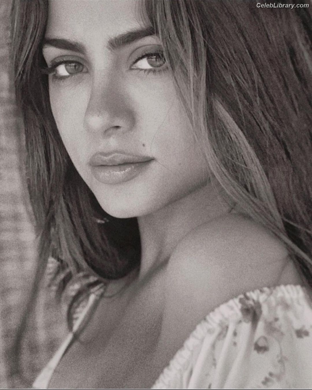Emeraude Toubia photo 8 of 202