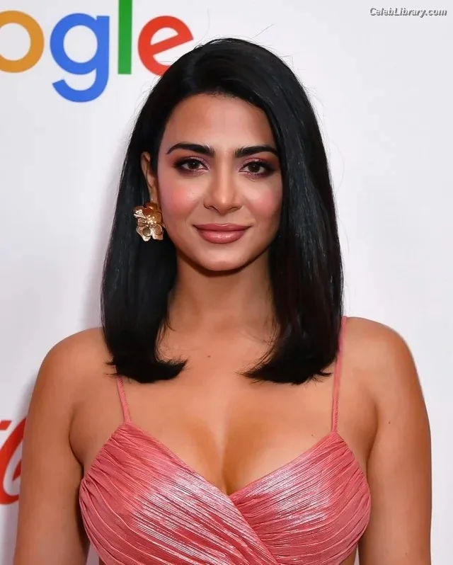 Emeraude Toubia photo 4 of 202