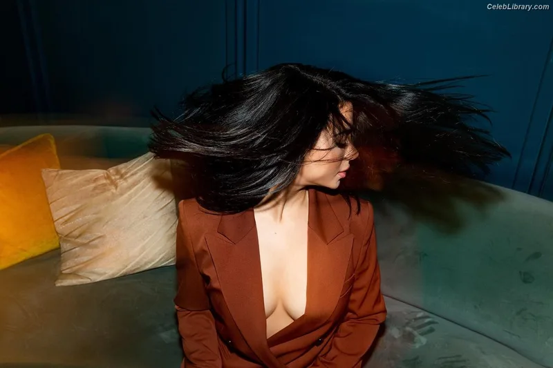 Emeraude Toubia photo 5 of 202