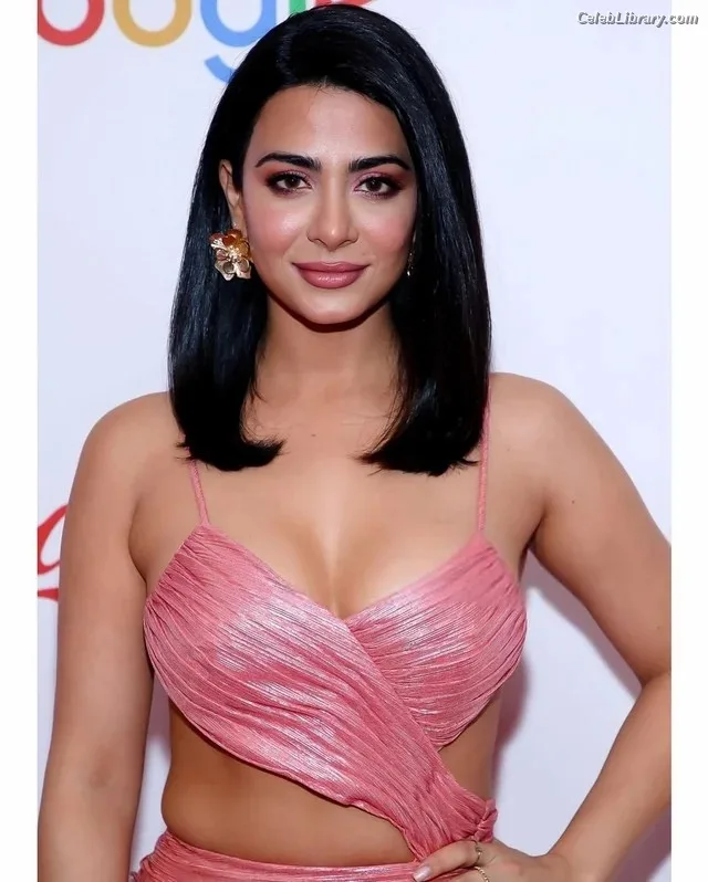 Emeraude Toubia photo 16 of 202