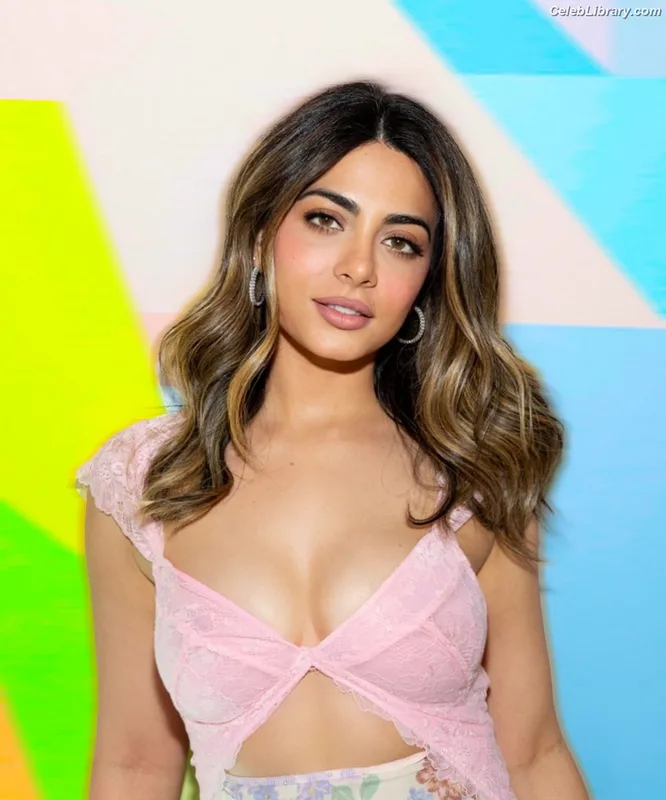Emeraude Toubia photo 14 of 202