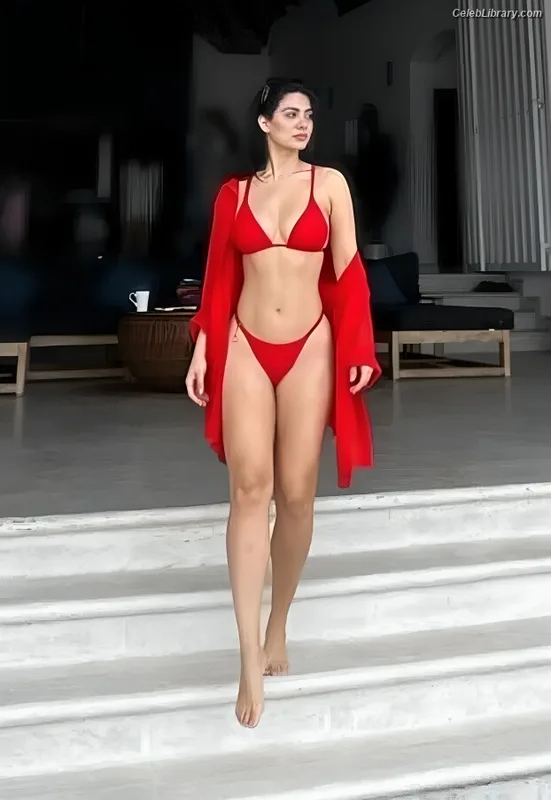 Emeraude Toubia photo 1 of 202