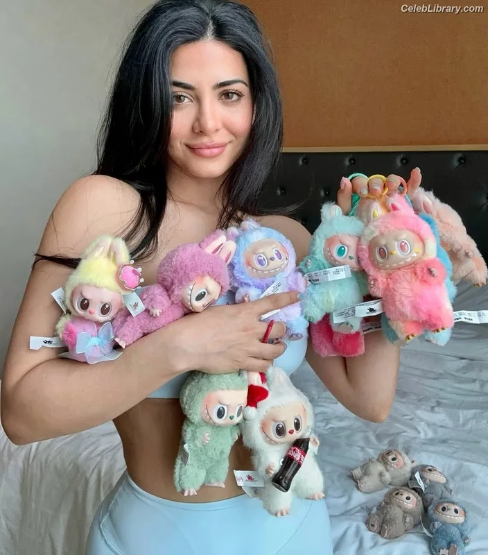 Emeraude Toubia photo 7 of 202