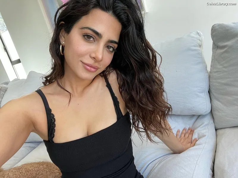 Emeraude Toubia photo 10 of 202