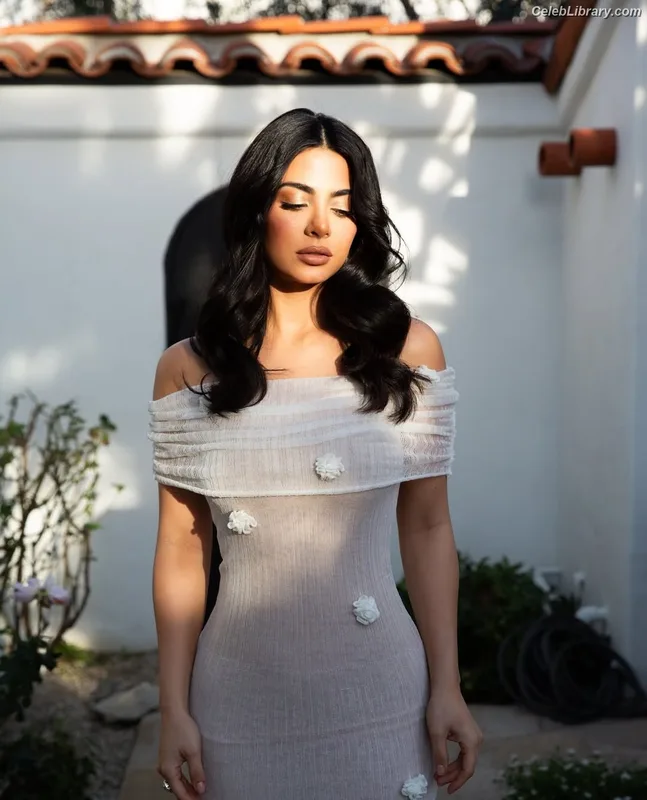 Emeraude Toubia photo 11 of 202