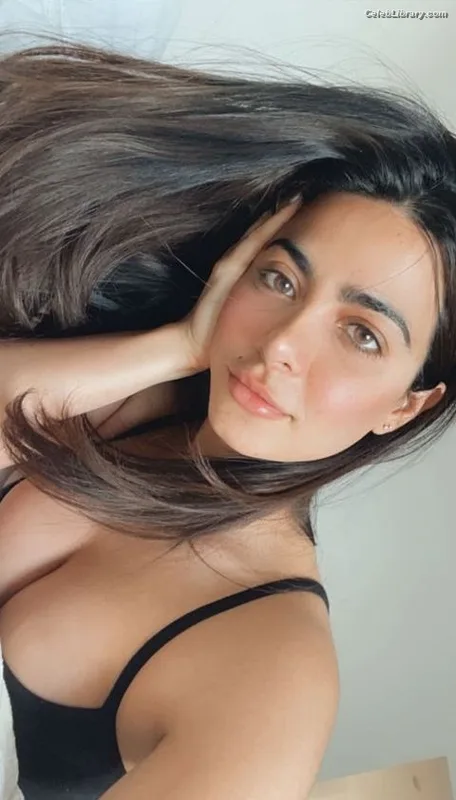 Emeraude Toubia photo 14 of 202