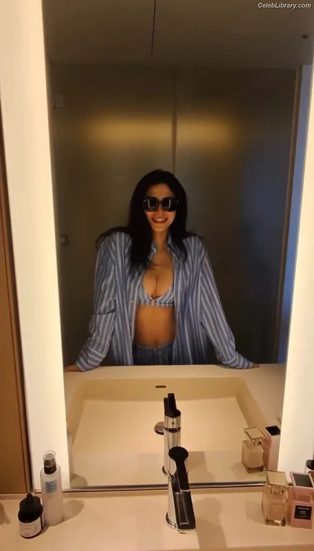 Emeraude Toubia photo 18 of 202