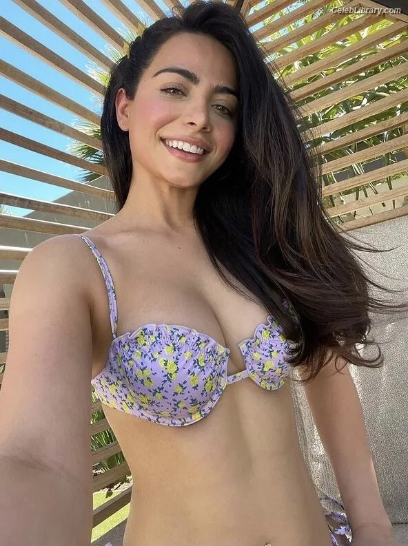 Emeraude Toubia photo 2 of 202