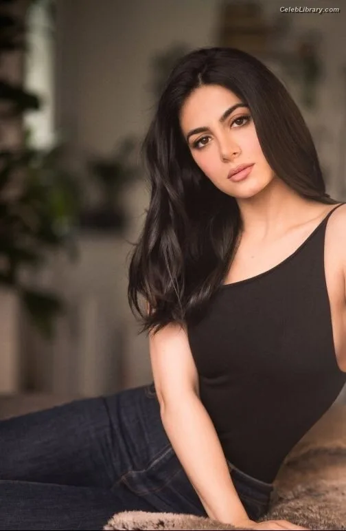 Emeraude Toubia photo 5 of 202