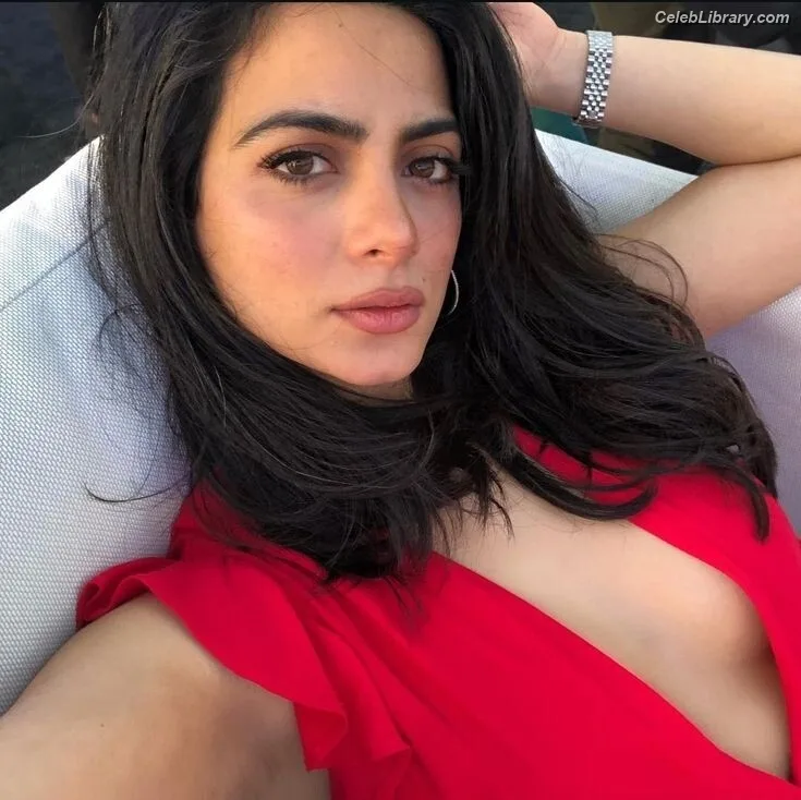 Emeraude Toubia photo 16 of 202