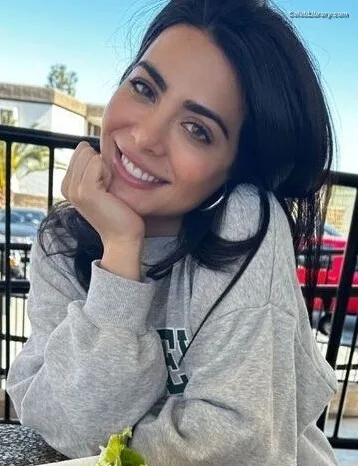 Emeraude Toubia photo 17 of 202