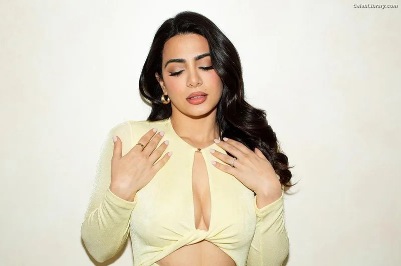 Emeraude Toubia photo 11 of 202