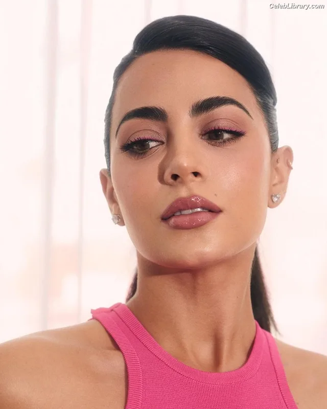 Emeraude Toubia photo 21 of 202