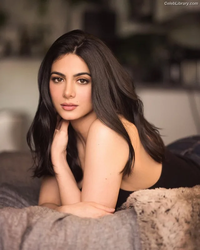 Emeraude Toubia photo 23 of 202