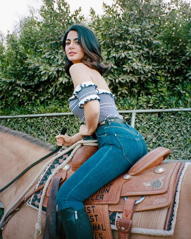 Emeraude Toubia photo 5 of 202
