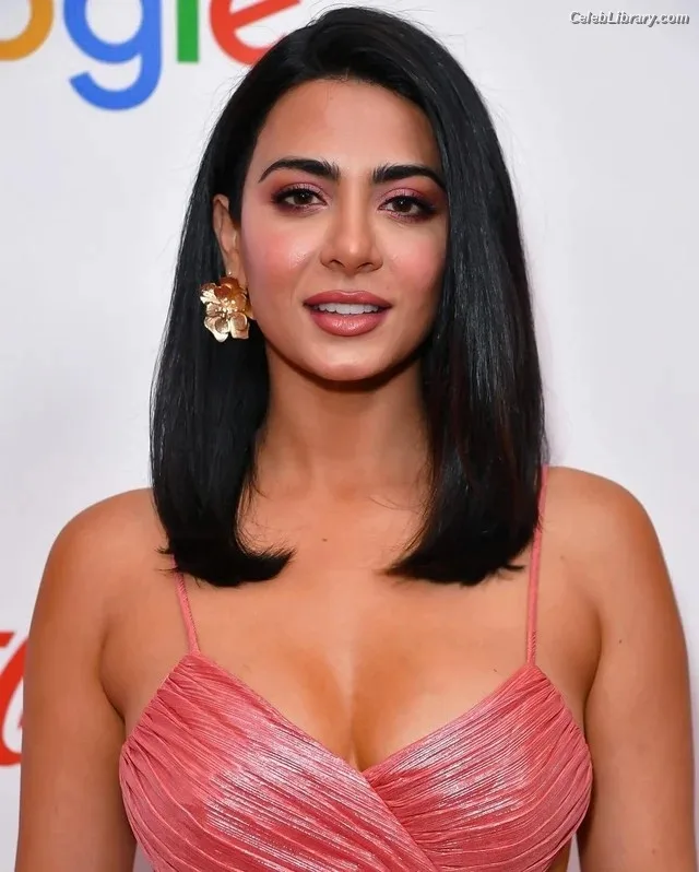 Emeraude Toubia photo 10 of 202
