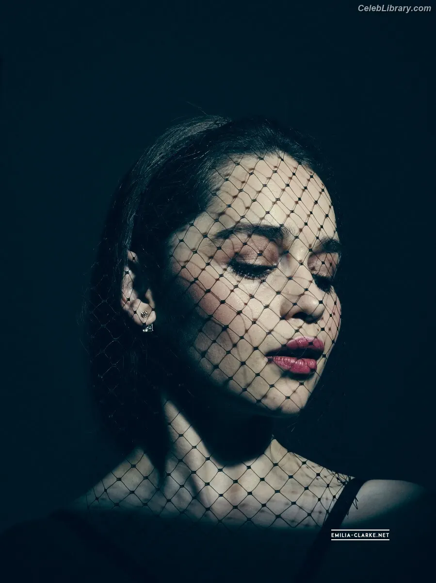 Emilia Clarke photo 20 of 1293