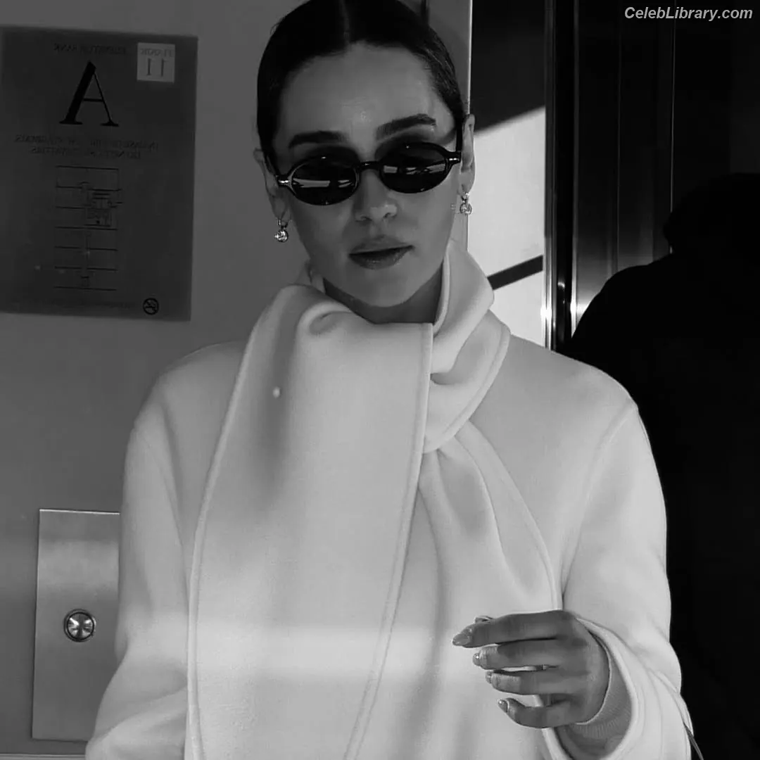 Emilia Clarke photo 22 of 1293