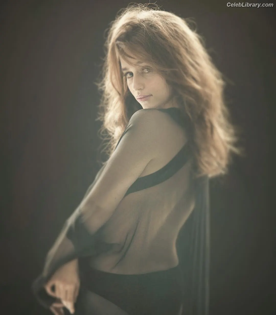 Emilia Clarke photo 24 of 1293