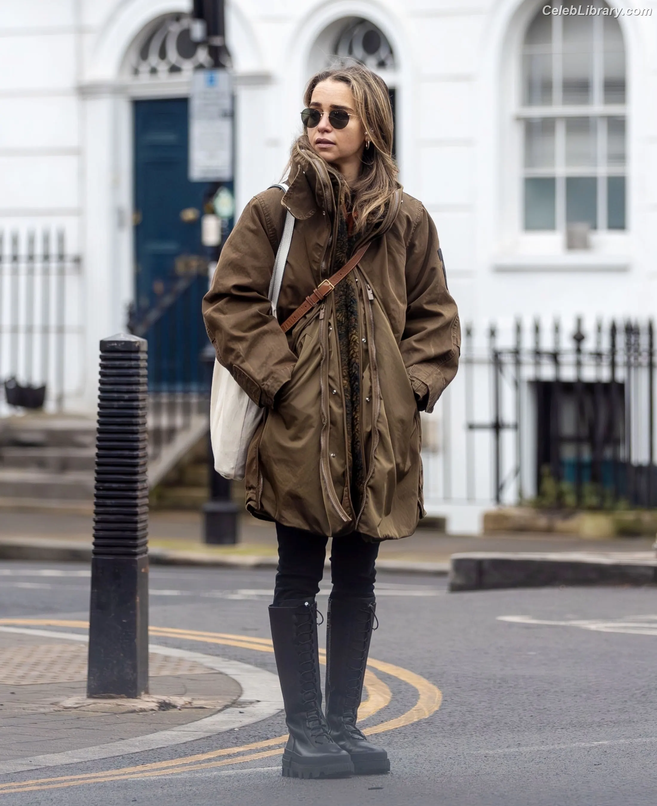 Emilia Clarke photo 12 of 1293