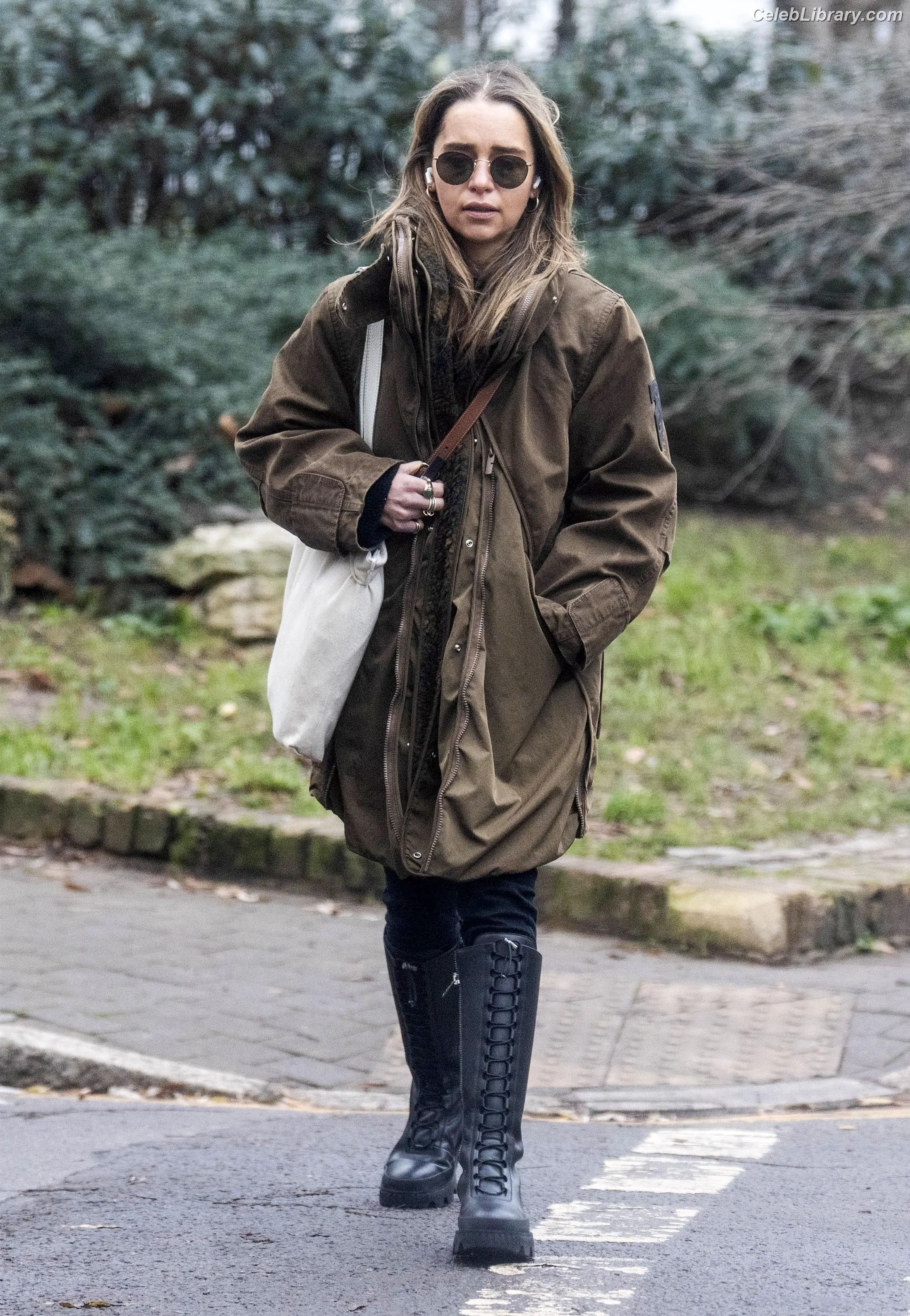 Emilia Clarke photo 14 of 1293