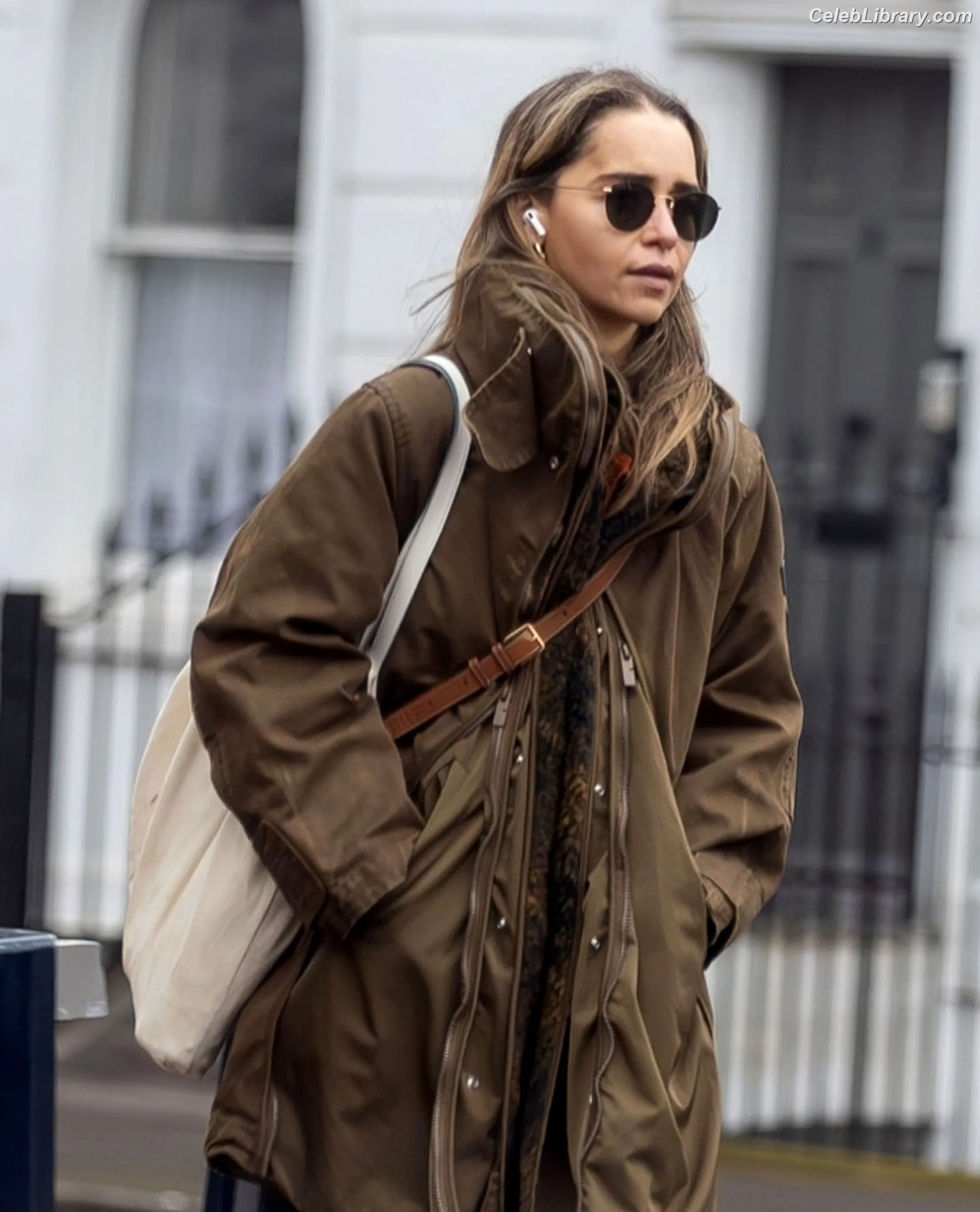 Emilia Clarke photo 17 of 1293