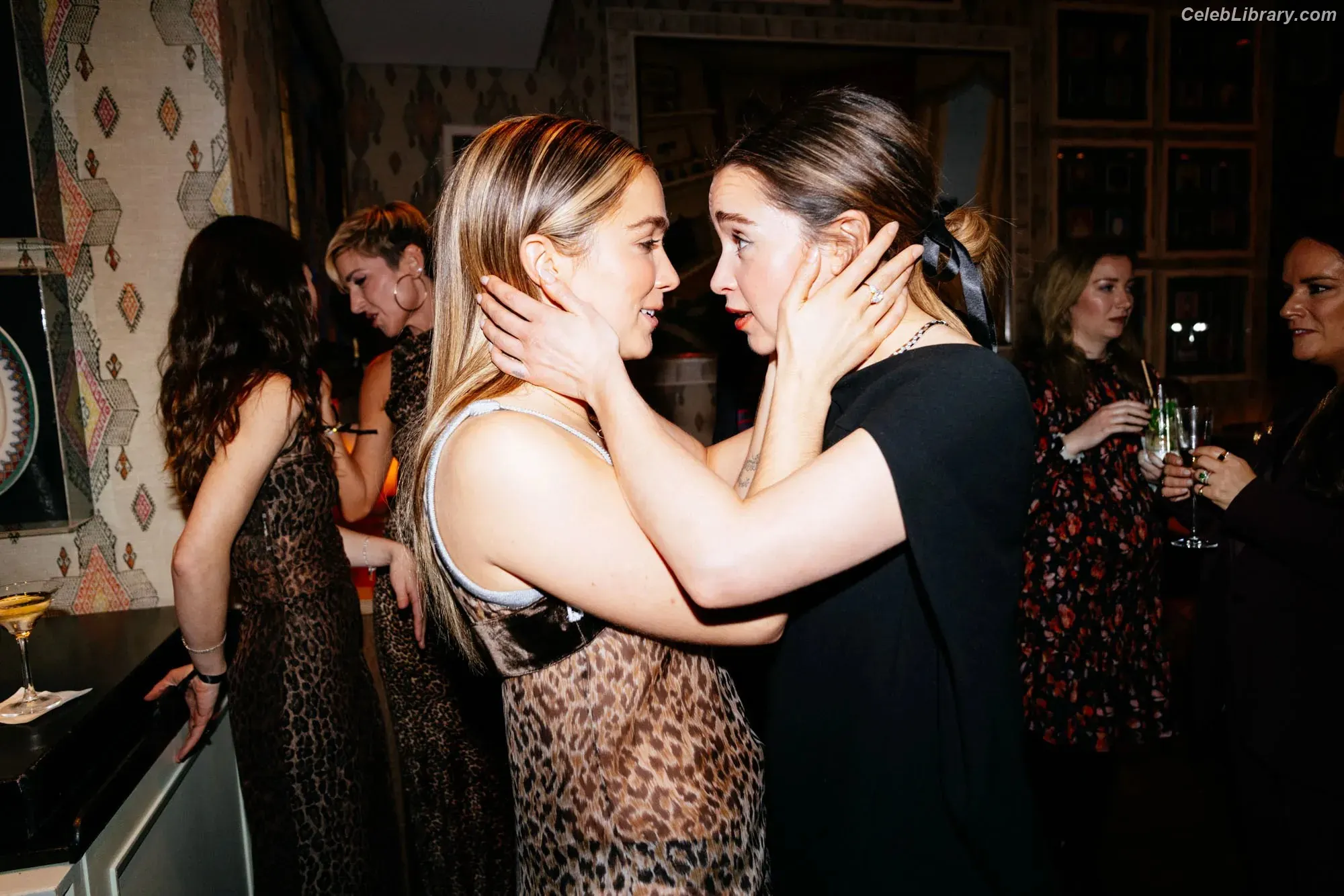 Emilia Clarke photo 17 of 1293