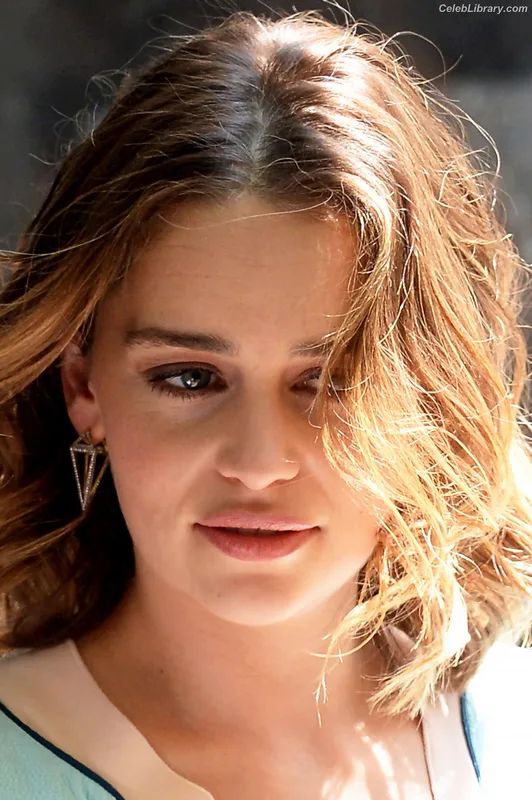 Emilia Clarke photo 22 of 1283