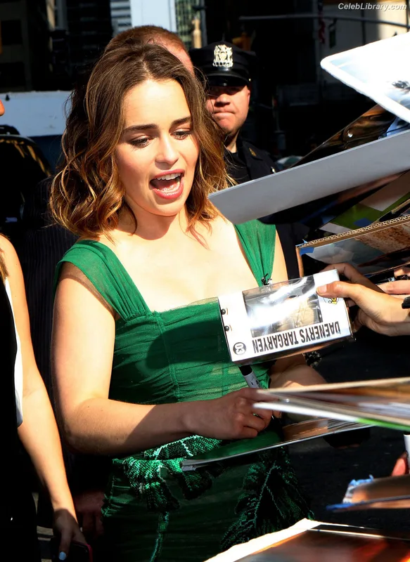 Emilia Clarke photo 4 of 1283
