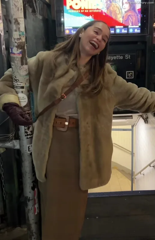 Emilia Clarke photo 9 of 1283