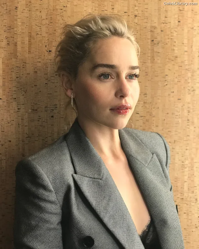 Emilia Clarke photo 7 of 1283