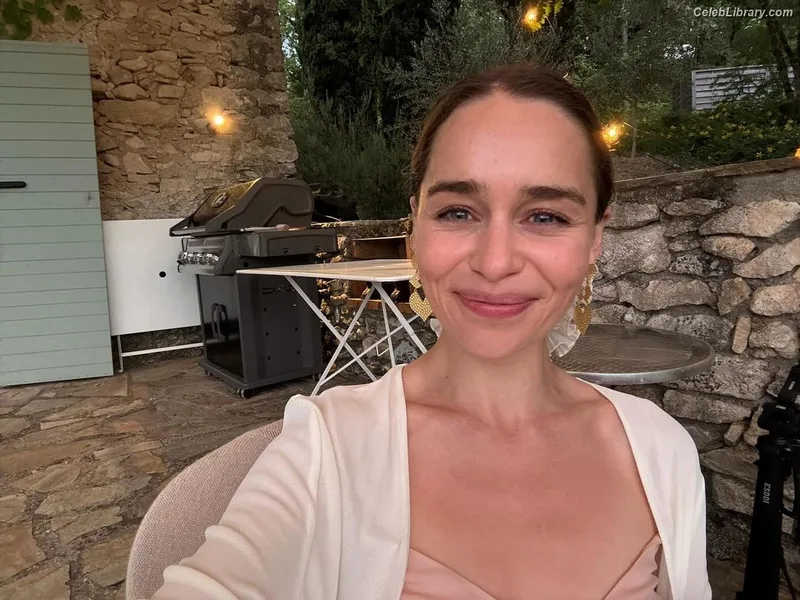 Emilia Clarke photo 18 of 1283