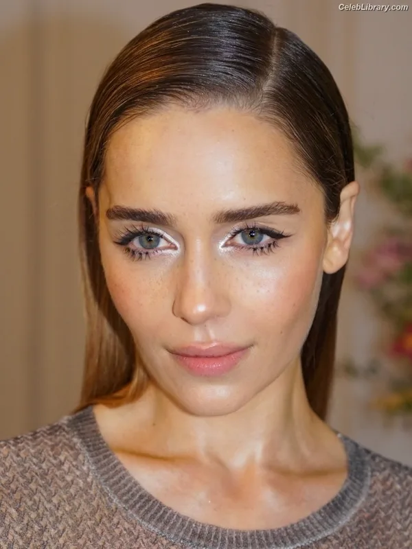 Emilia Clarke photo 4 of 1283