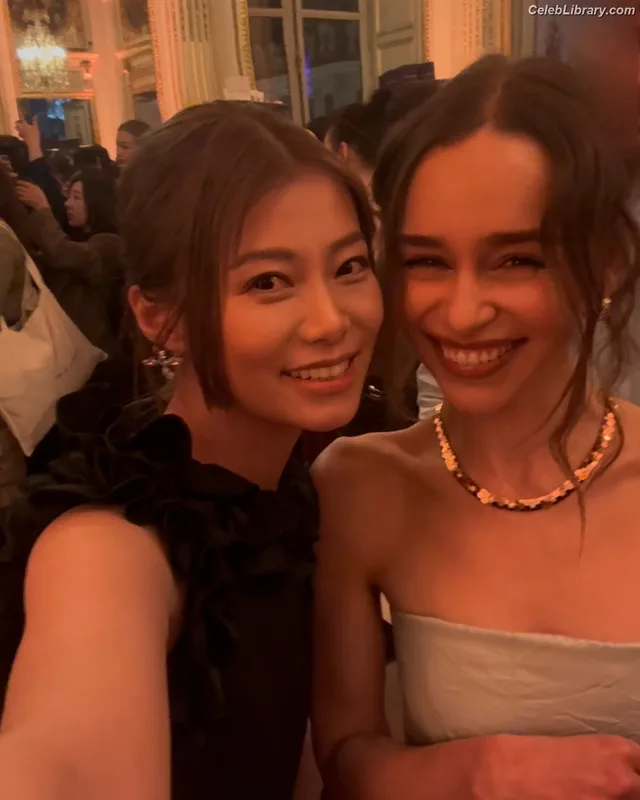 Emilia Clarke photo 7 of 1283