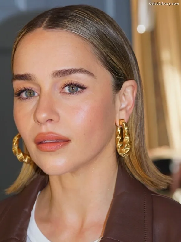 Emilia Clarke photo 15 of 1283