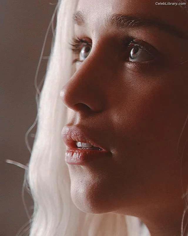 Emilia Clarke photo 17 of 1283