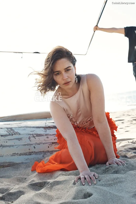 Emilia Clarke photo 7 of 1283