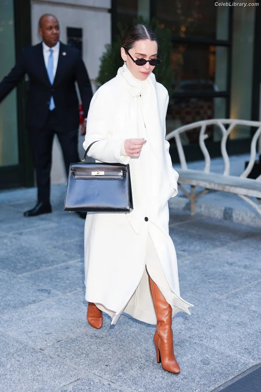Emilia Clarke photo 7 of 1283