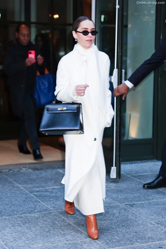 Emilia Clarke photo 8 of 1283